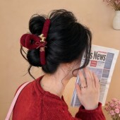 马上有钱 头发抓夹女小马毛绒鲨鱼夹2026新款 高级感发夹冬日发饰