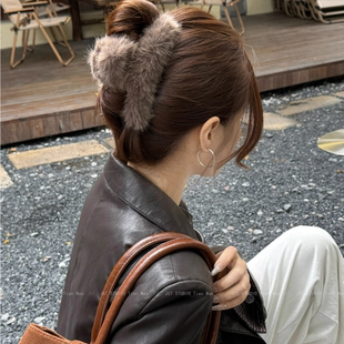 简约毛毛绒大号发夹女后脑勺盘发量多秋冬百搭抓夹2025新款鲨鱼夹