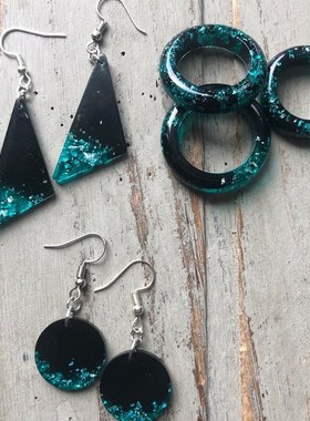 手工制作的黑色和绿色树脂吊坠耳环 饰有银片 戒指耳环套装