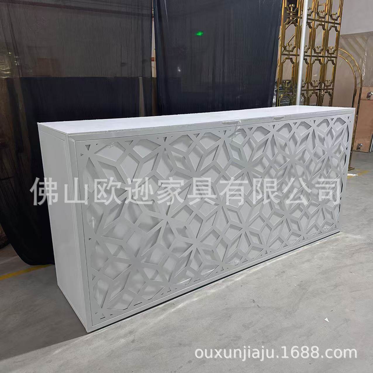 不锈钢婚庆宴会吧桌白色喷漆花纹吧桌酒店家具出口贸易欧逊家具