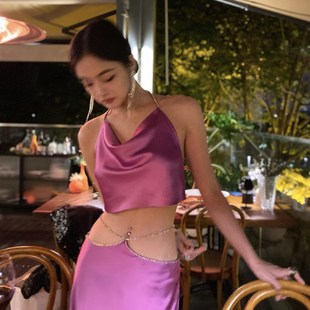 玫红色高级感醋酸缎面吊带小礼服裙套装 闪闪挂脖晚礼服夜店度假
