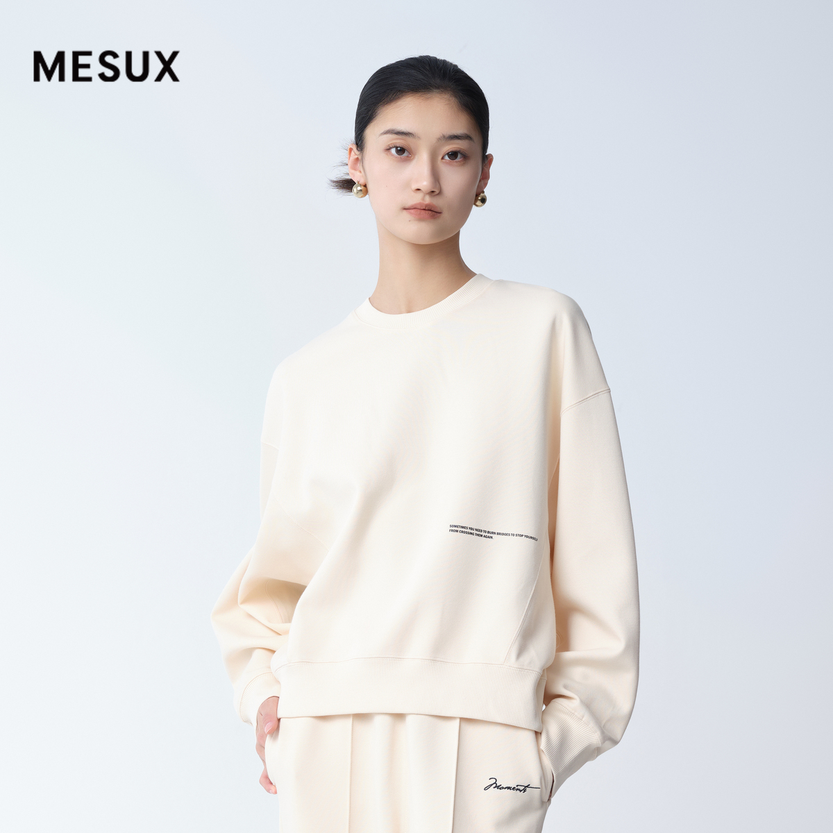 MESUX米岫22春精梳棉宽松圆领针织斜分割线字母印花卫衣MKSDZ301