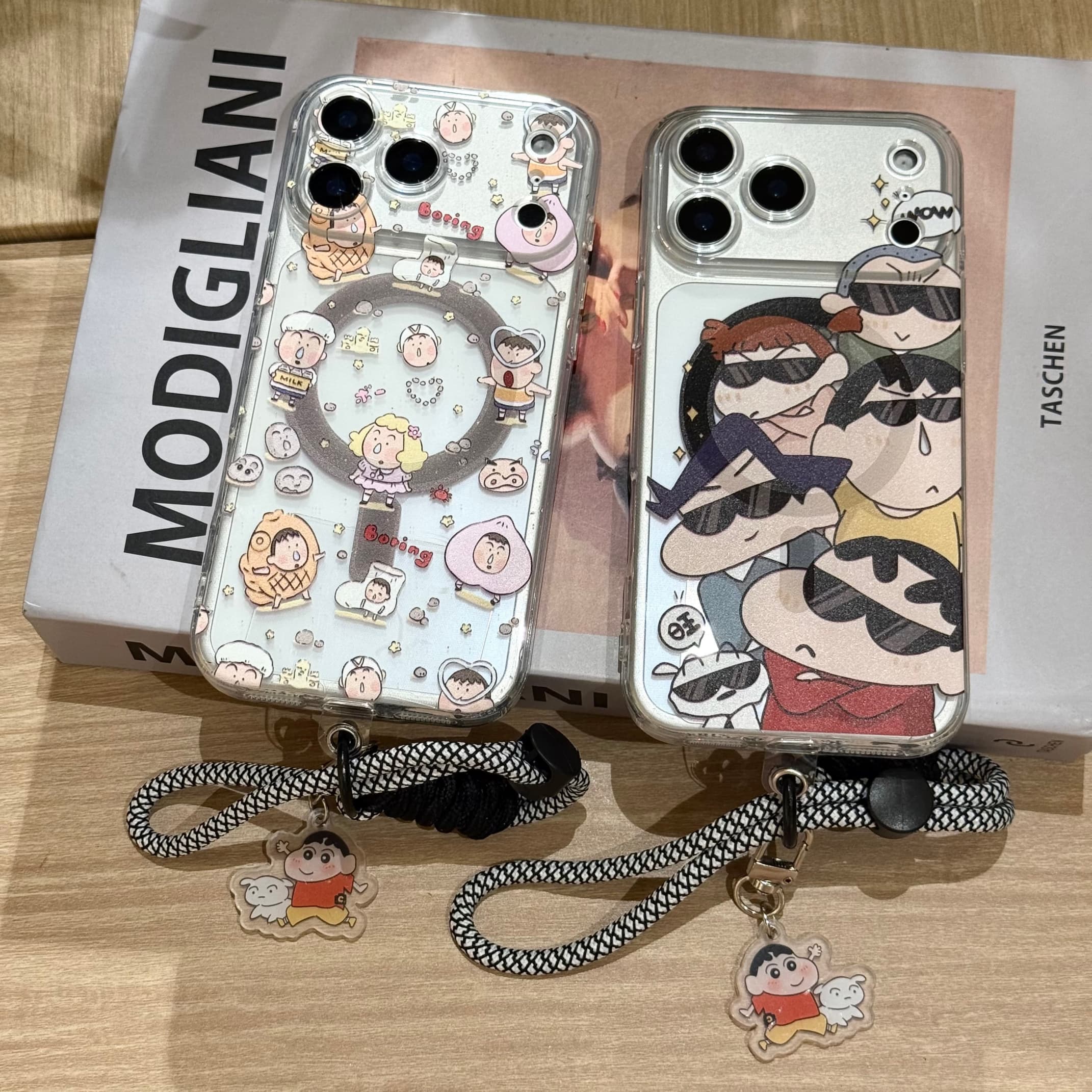 吉能虎新款蜡笔小新适用于苹果17promax带手绳支架磁吸手机外壳iPhone16pro全包边防摔15/14/13/12/11保护套
