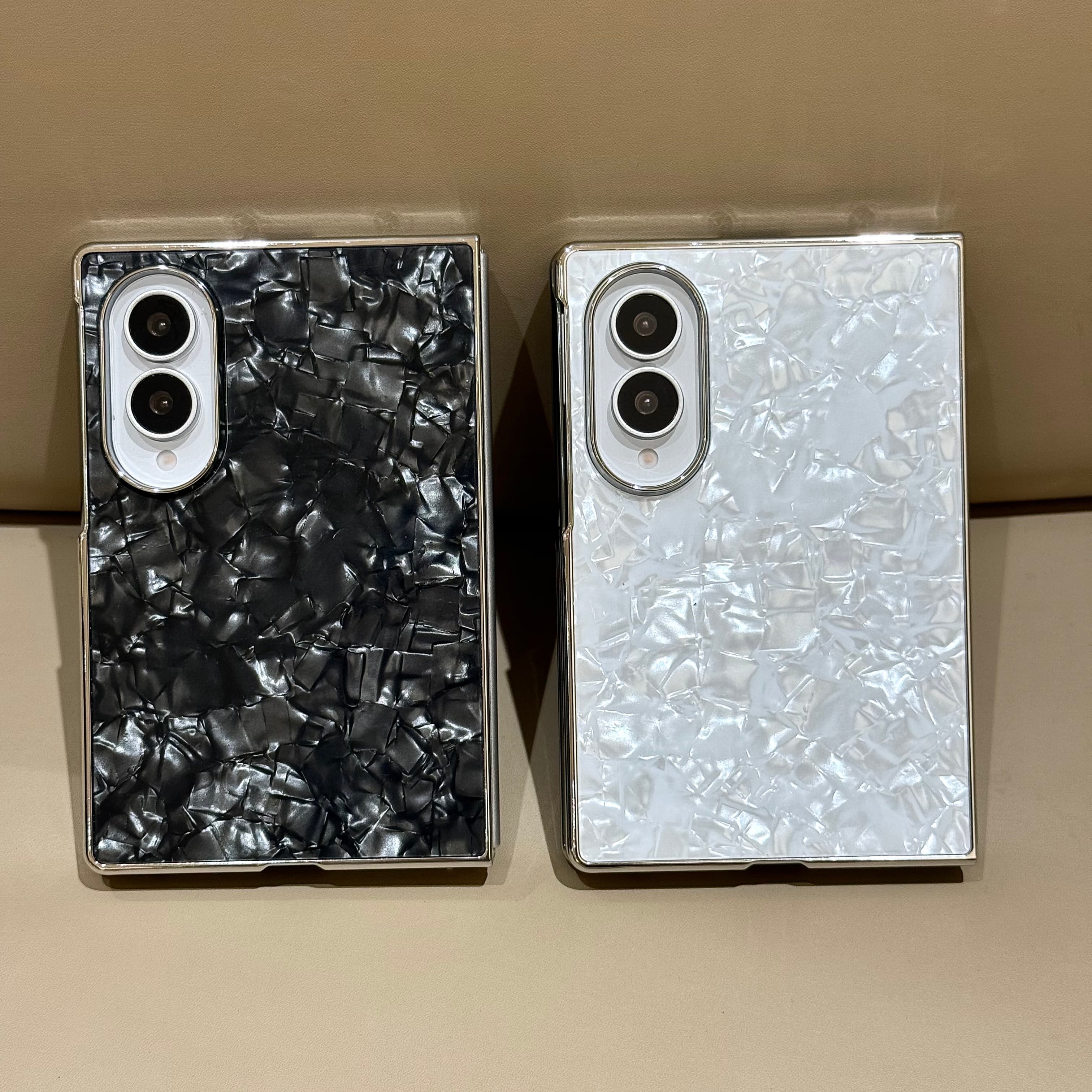 吉能虎新款背课文适用三星ZFold8Ultra带手链支架手机壳ZFold7/6全包防摔ZFold5/4女款ins保护套