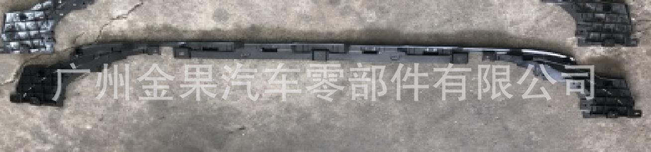 适用于2019年大众途锐普通款前杠阻泥板OE：760 807 611 B