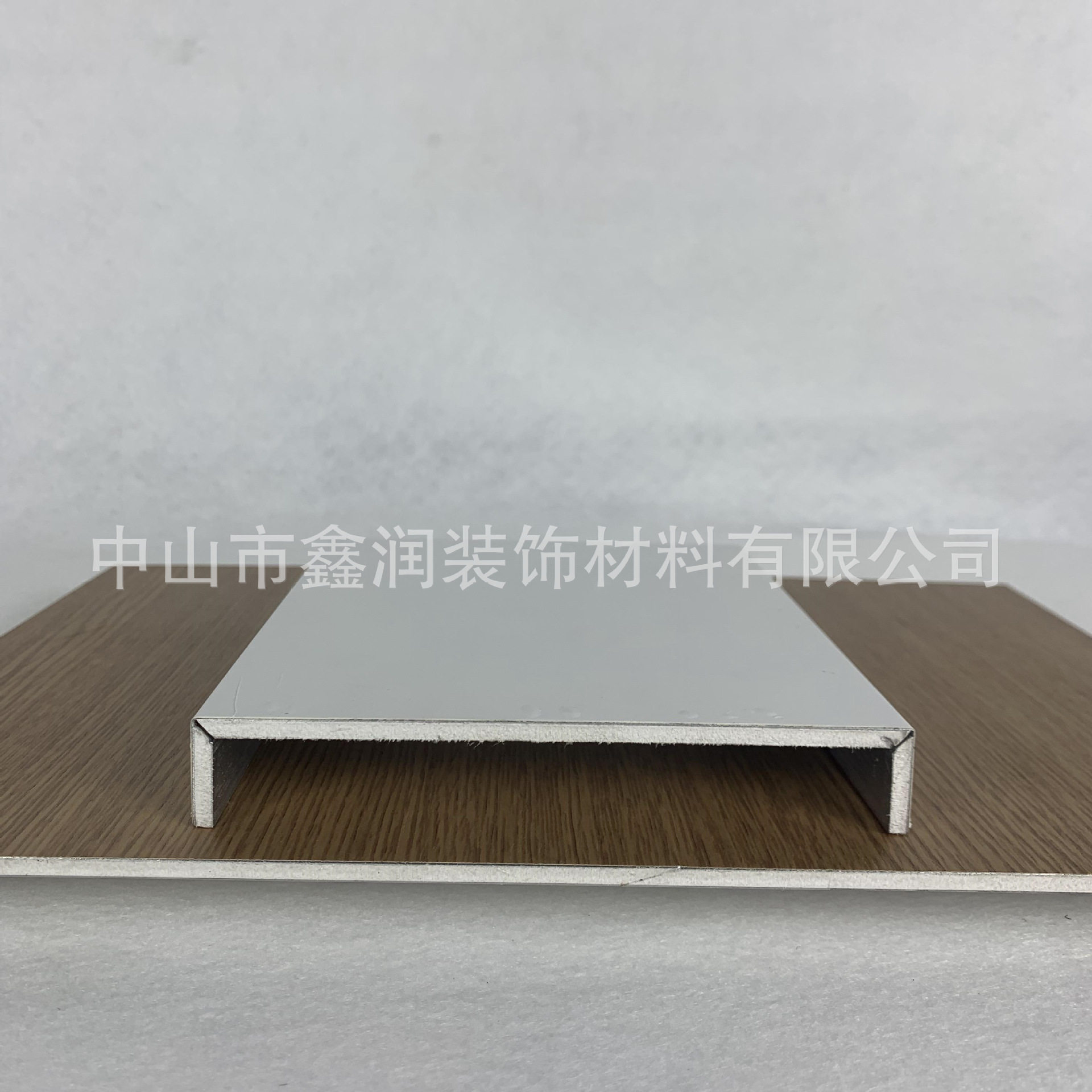覆膜金属复合板 银行抗静电防火护墙板学校用墙面木纹装饰板