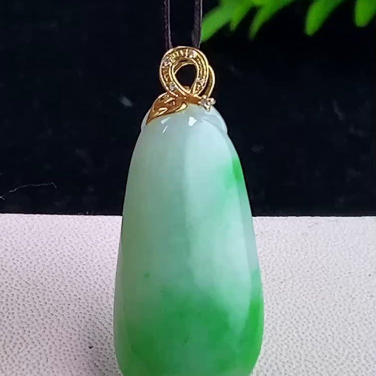 缅甸翡翠福瓜镶金玉吊坠天然玉石A货18K金镶嵌冰种飘绿新款0103