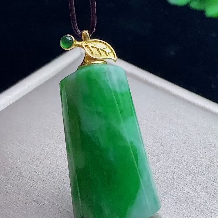 缅甸翡翠无事牌镶金玉吊坠天然玉