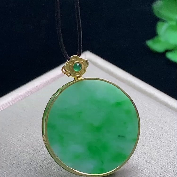 缅甸翡翠圆牌镶金玉吊坠天然玉石
