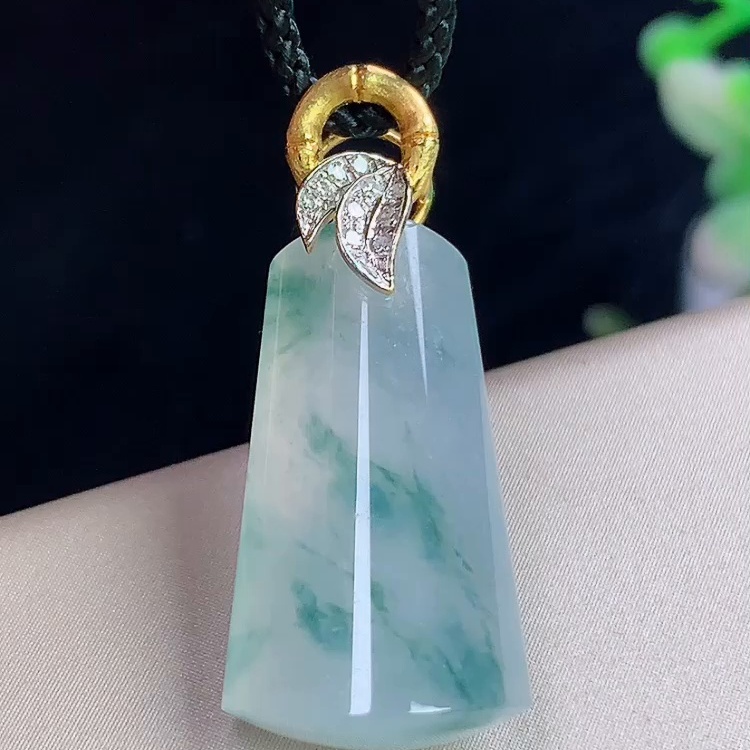 缅甸翡翠无事牌镶金玉吊坠天然玉