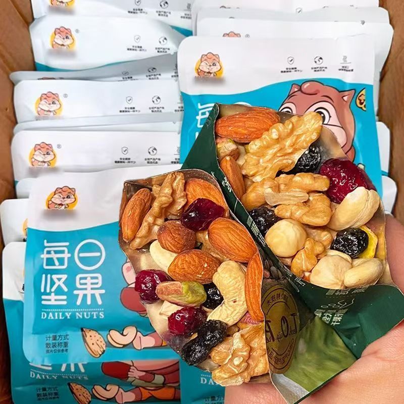 每日坚果混合干果果仁孕妇儿童休闲健康营养零食整箱送礼坚果礼盒