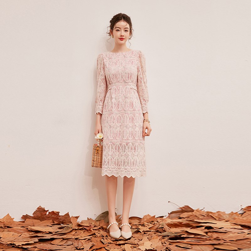 白鹿语时尚优雅绣花工艺裙子2024秋新款圆领收腰修身长袖连衣裙