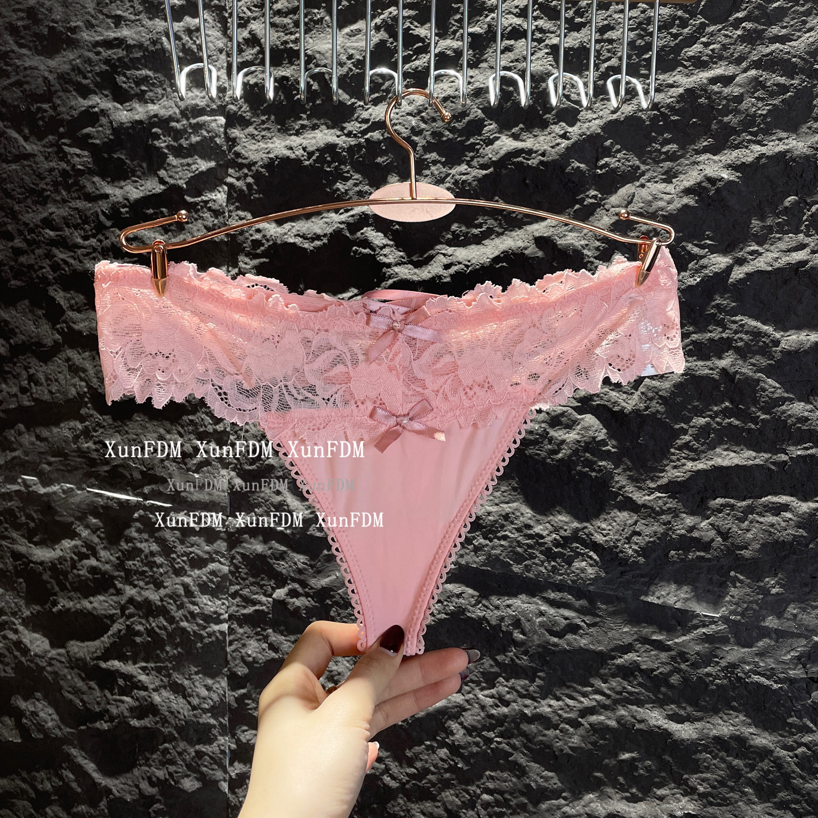 性感蕾丝丁字裤低腰镂空三角裤