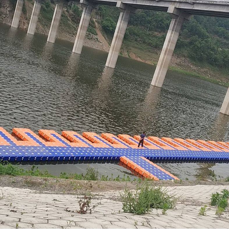 厂家直销水上塑料浮筒平台娱乐垂钓码头水上游泳池游艇摩托艇泊位