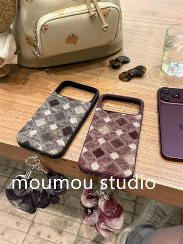 U2 秋冬毛绒方块格纹适用于苹果18promax手机壳17pro保护套16女款