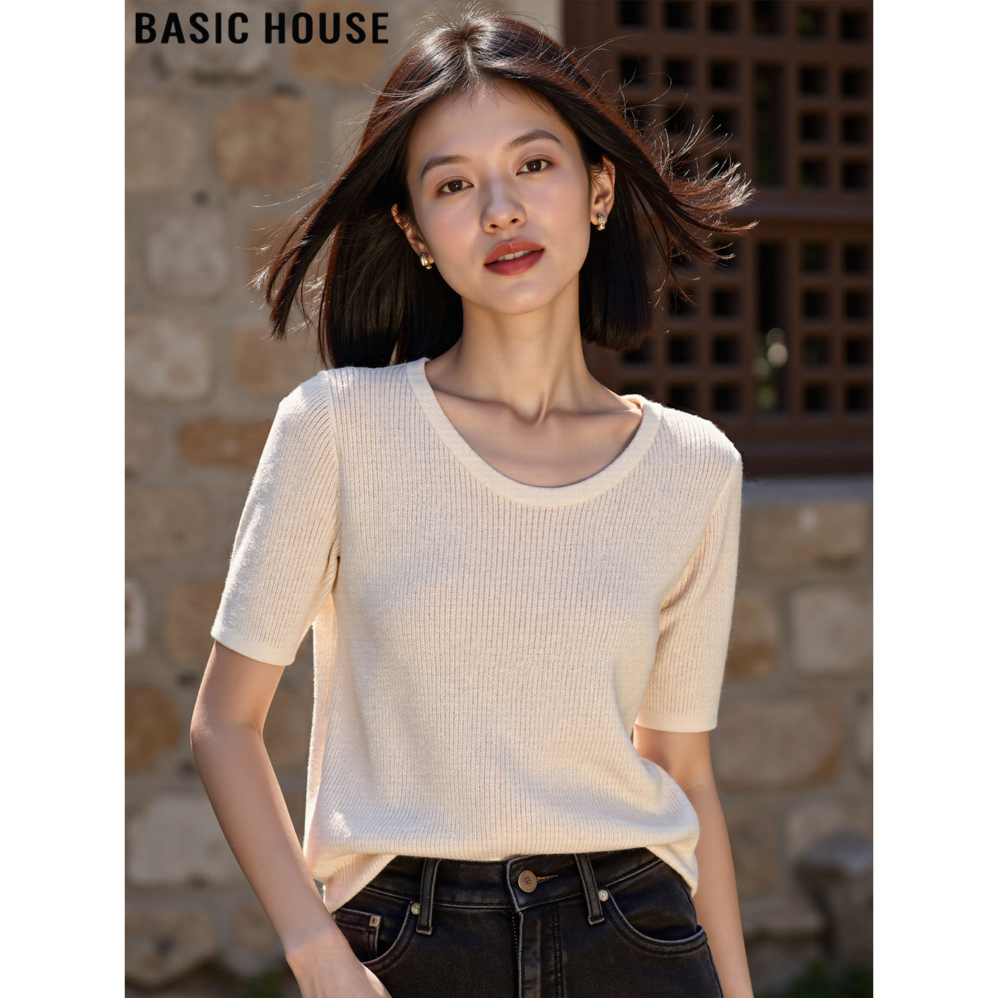 Basic House/百家好白色冰丝U领短袖T恤女夏季宽松露锁骨针织上衣