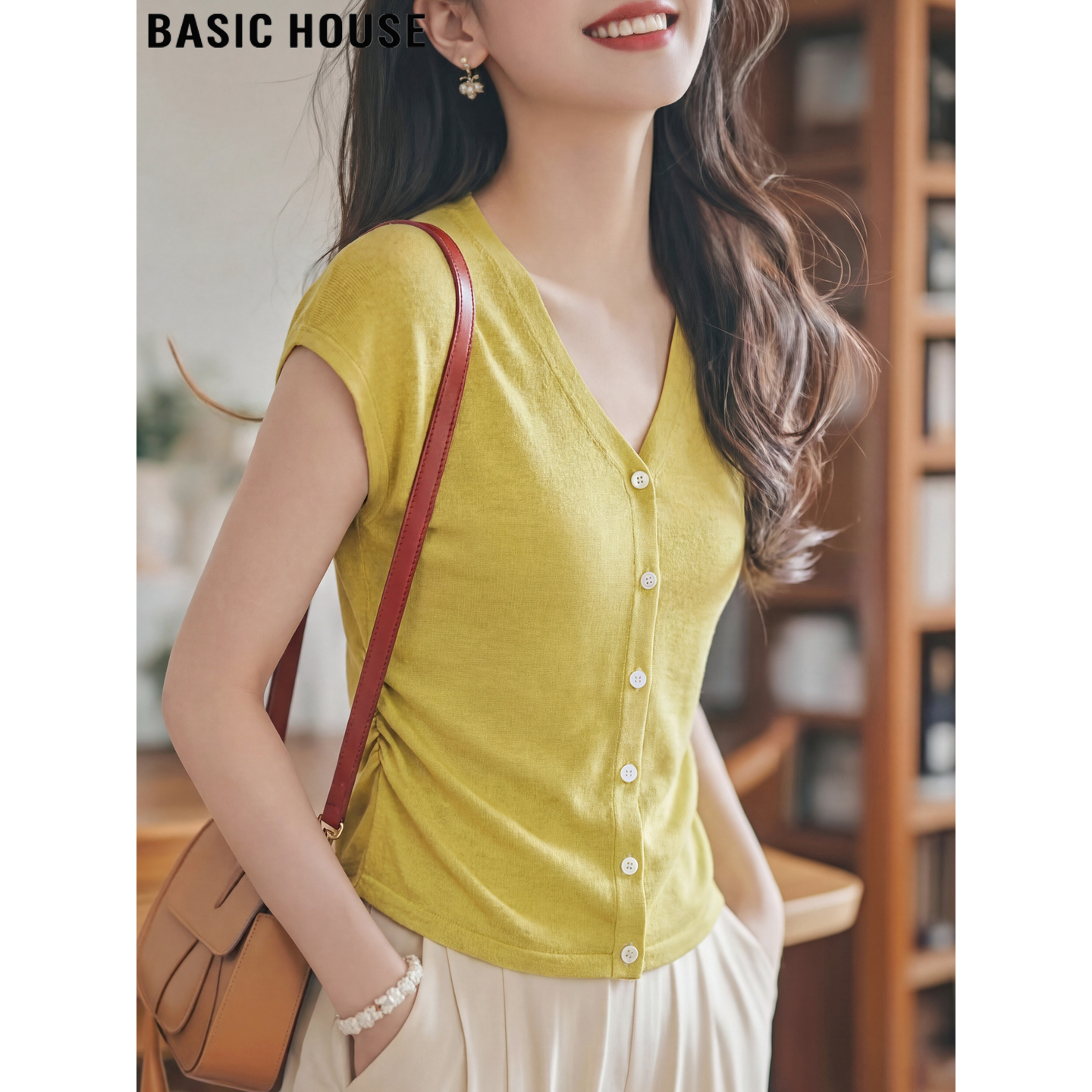 Basic House/百家好黄色含羊毛小飞袖针织开衫女夏季气质V领上衣
