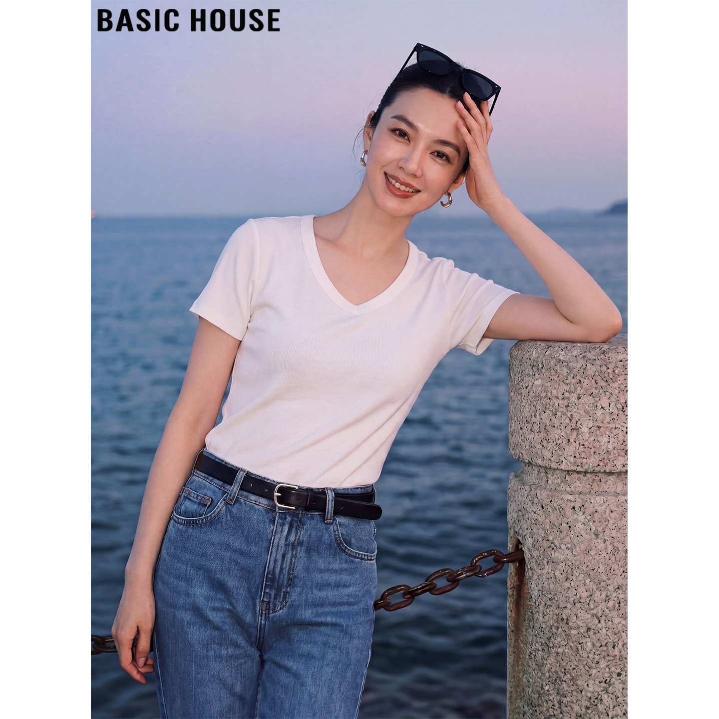 Basic House/百家好白色V领螺纹正肩短袖T恤女夏新款修身显瘦上衣