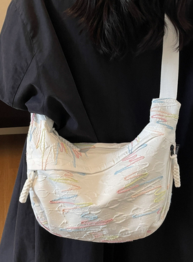 斜挎包女包2025新款单肩包包女款日常通勤百搭学生党布包饺子包女