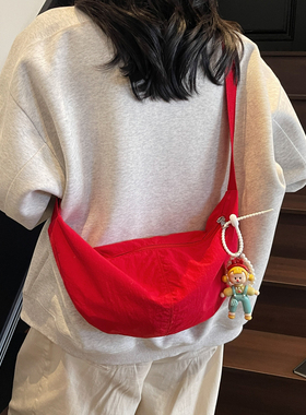 红色斜挎包女2025新款饺子包超火小包包休闲运动布包小挎包单肩包