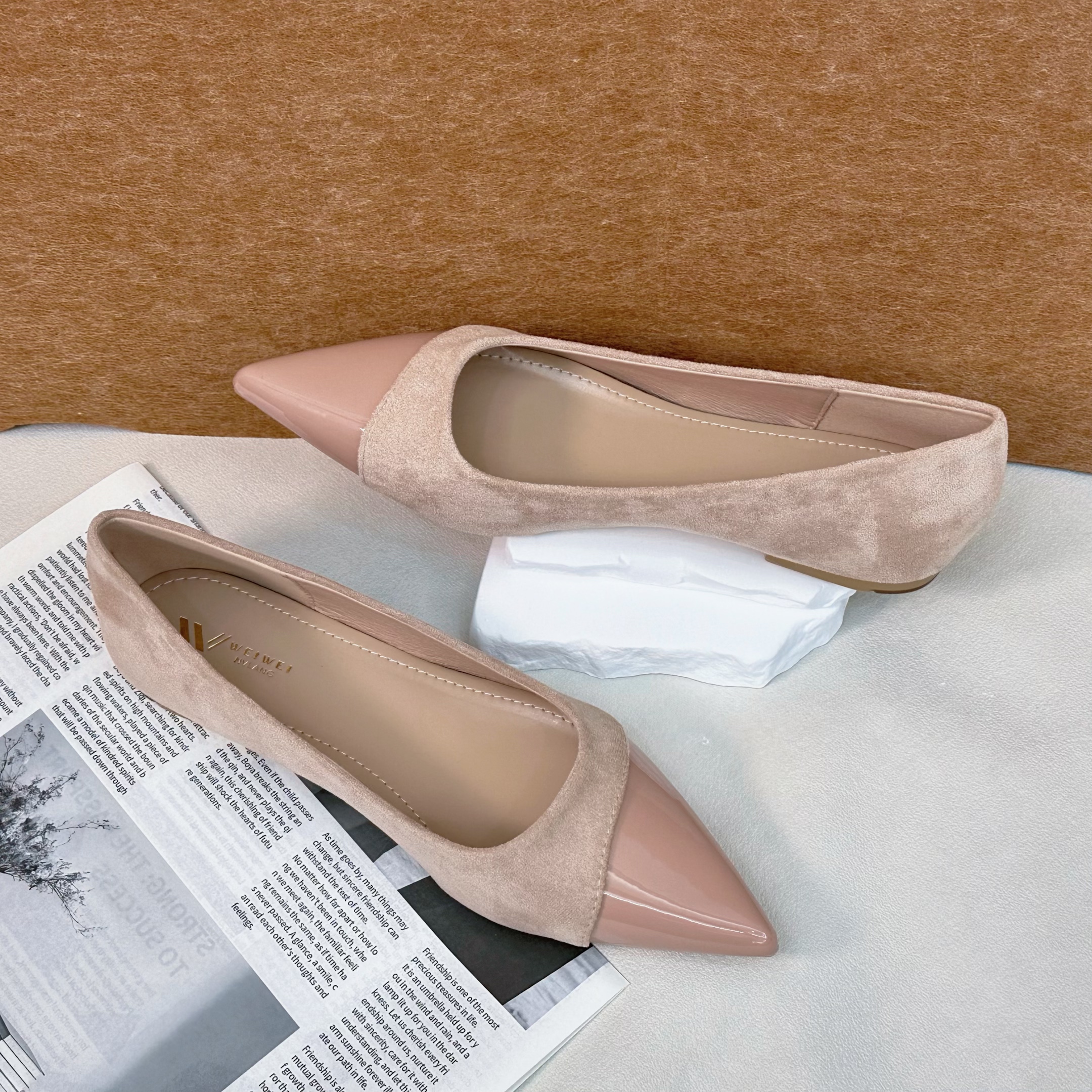 尖头单鞋女2026新款浅口平底软底久站不累通勤百搭碳纤维板缓震鞋