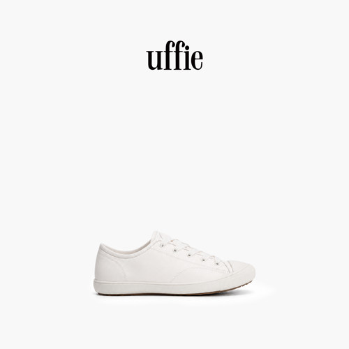 uffie于绘圆头翻盖小白鞋