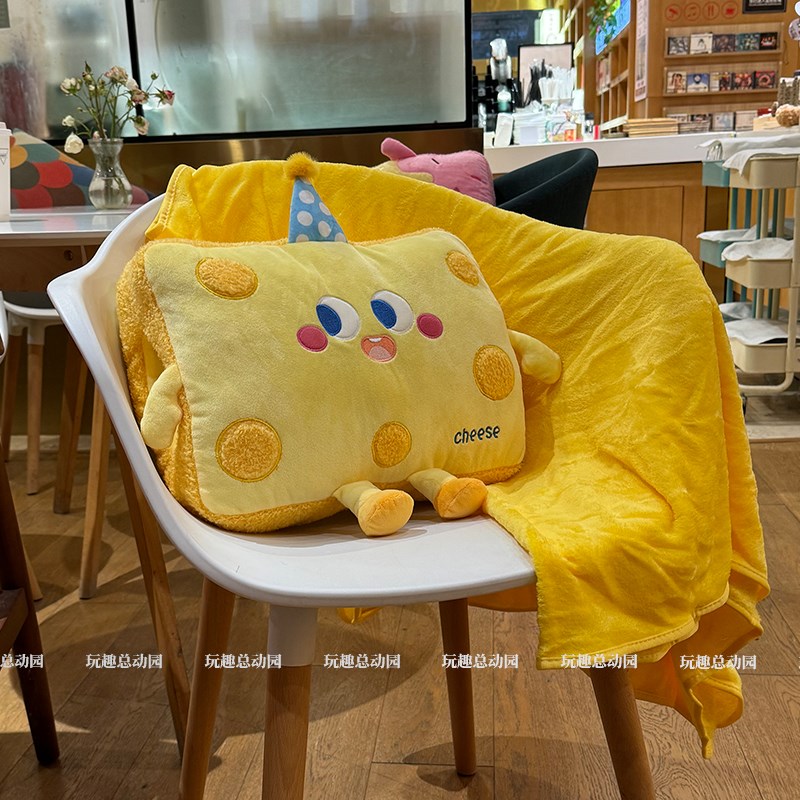 曲奇芝士暖手抱枕被子两用睡觉靠枕办公室午睡枕头车载毯子二合一