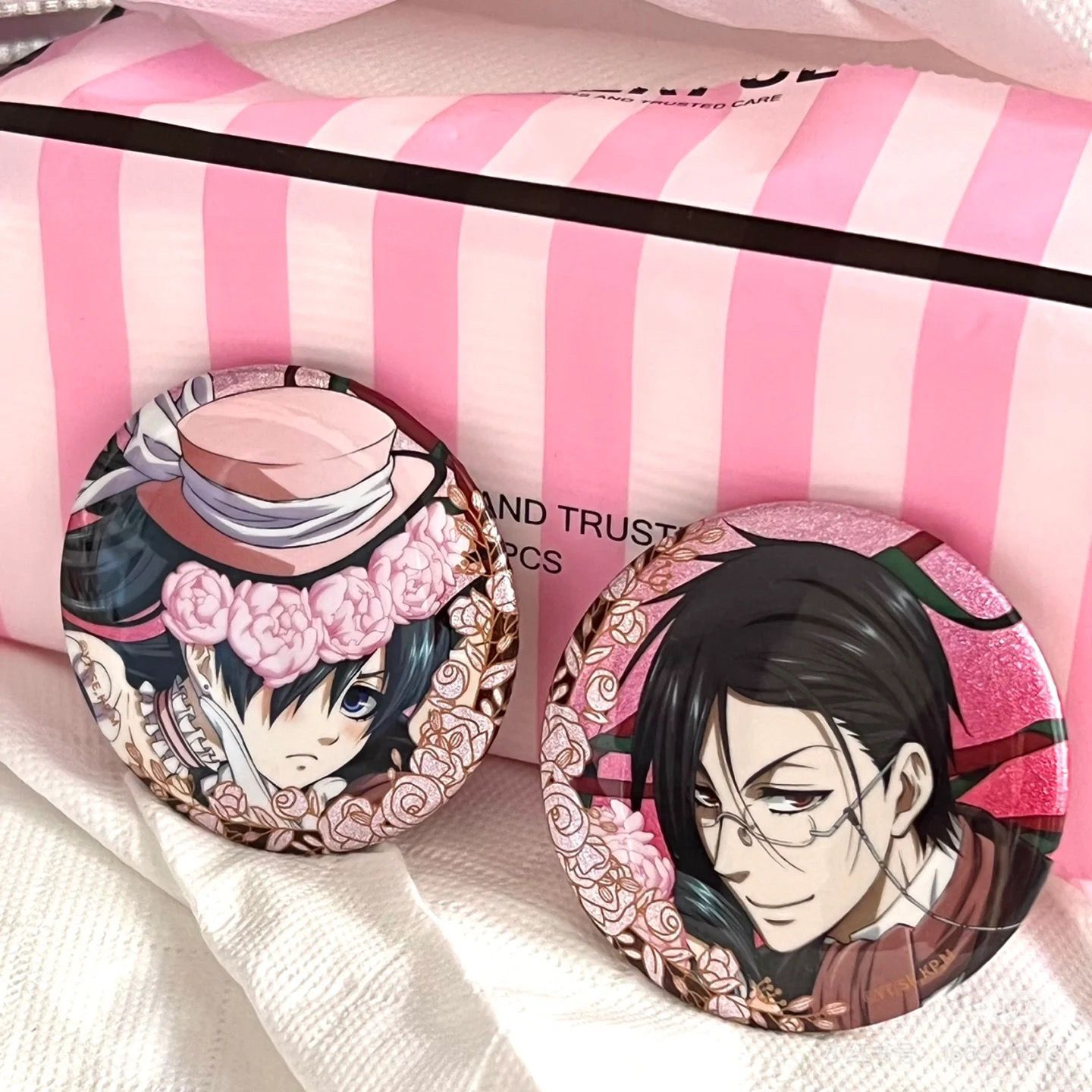 黑执事周边剧场版主题店cafe知更鸟夏尔双闪吧唧徽章谷子周边礼物