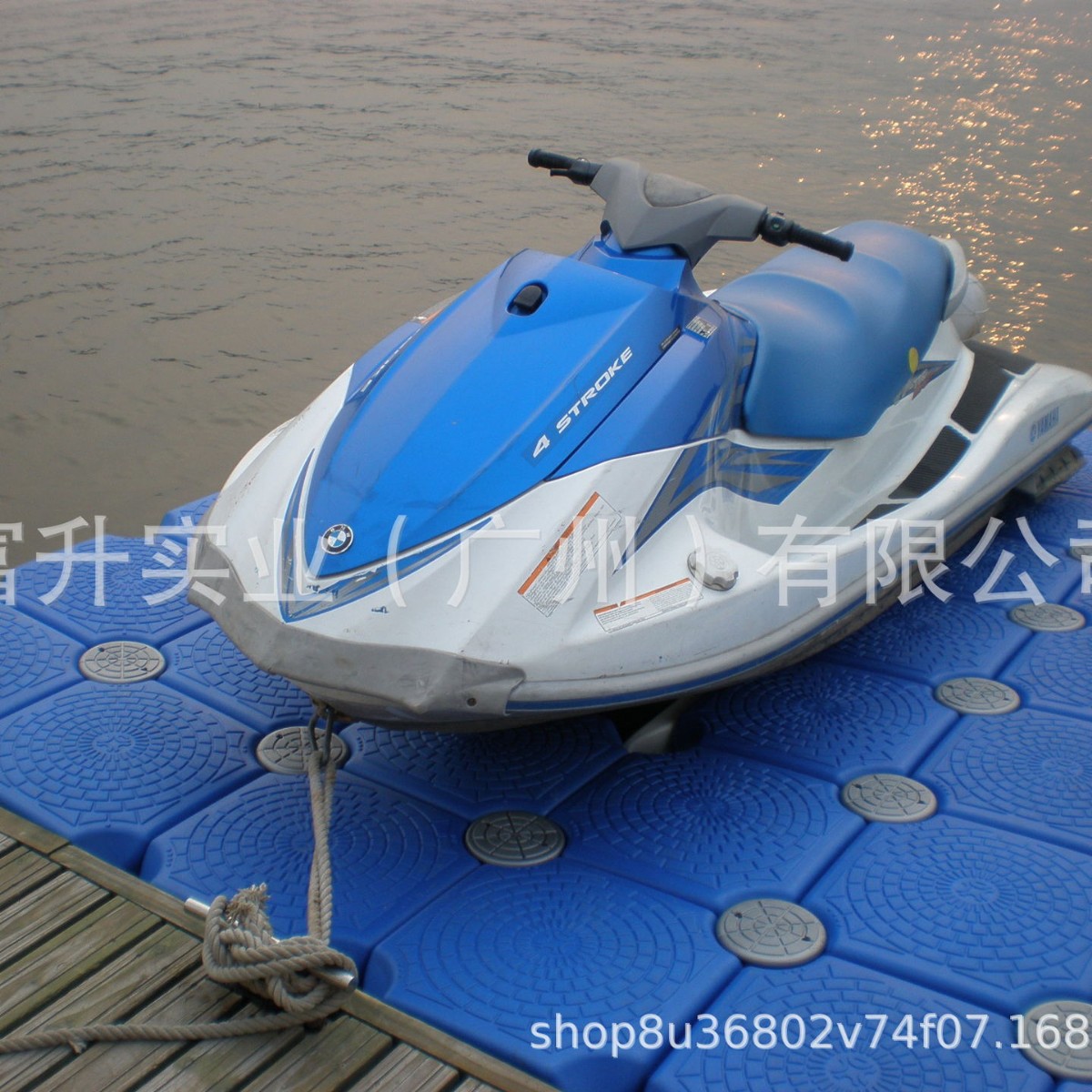 水上摩托艇码头停靠 海上冲浪浮桥 塑料浮筒浮台靠船游艇泊位码头