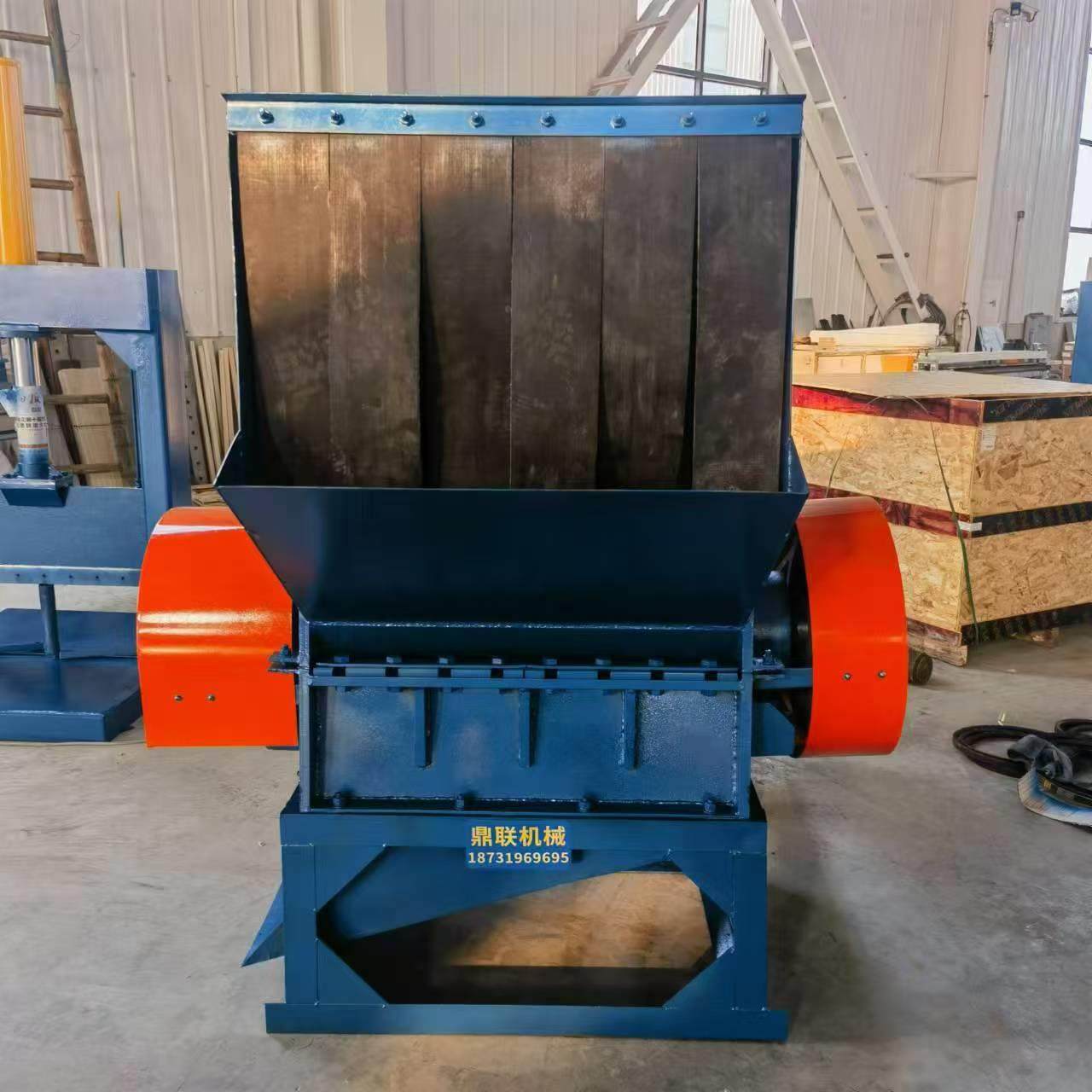 热门供应矿泉水瓶高速粉碎机 机油壶小型粉碎机 鼎联机械