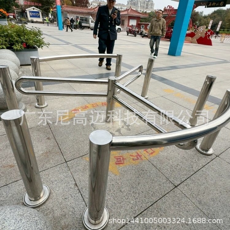 张家界公园阻隔非机动车出入不锈钢转闸门残疾人轮椅婴儿车可通行