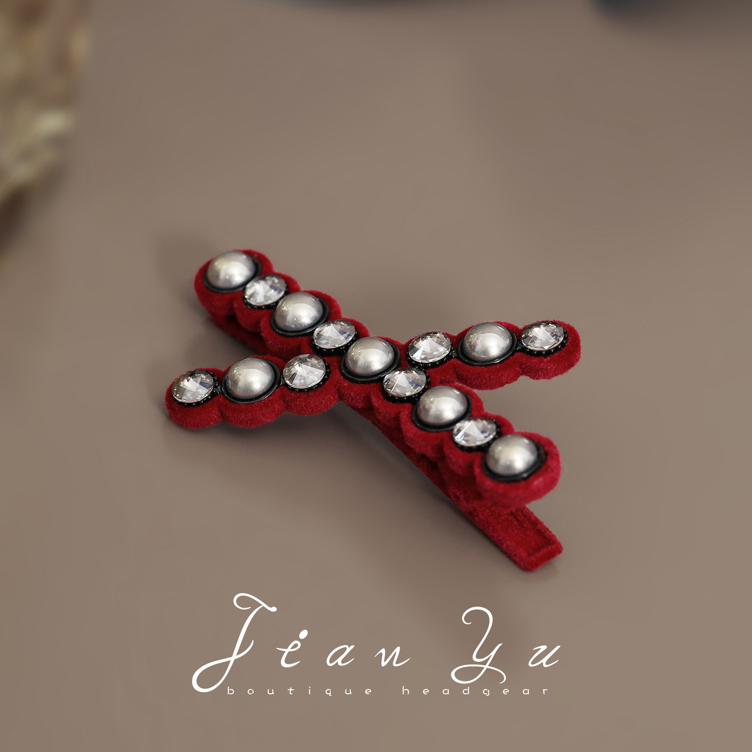 2026新款新年植绒珍珠侧边夹水钻交叉设计红色边夹复古百搭碎发夹,饰品/流行首饰/时尚饰品新,发饰,淘宝优惠券,粉丝福利购,淘宝优惠卷