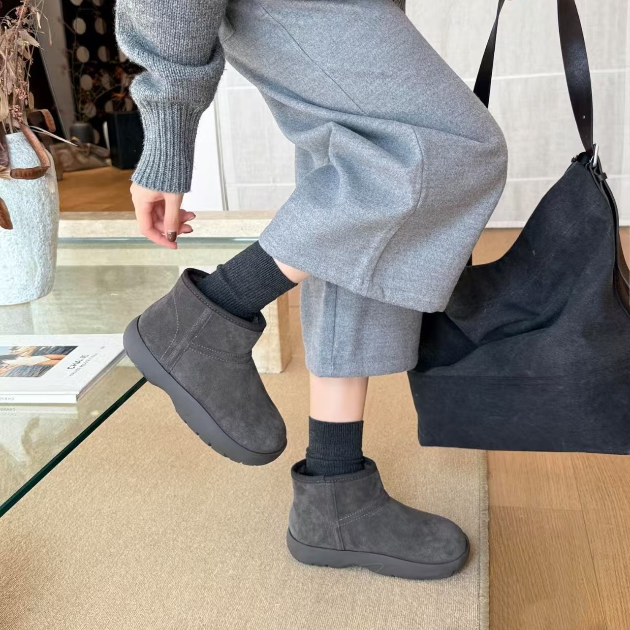 艾模儿灰色真皮雪地靴2025秋冬女鞋时尚百搭舒适韩版气质潮鞋增高