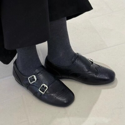 艾模儿25冬小方头雕花英伦风皮带扣乐福鞋女平底百搭显瘦小皮鞋