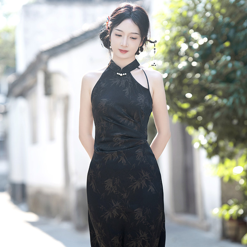 挽苏黑色挂脖旗袍2026新款改良年轻款日常新中式收褶连衣裙女秋冬