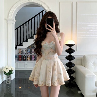 溪溪靓衫 甜美风印花吊带连衣裙女2026束腰蓬蓬裙收腰A字裙子 法式
