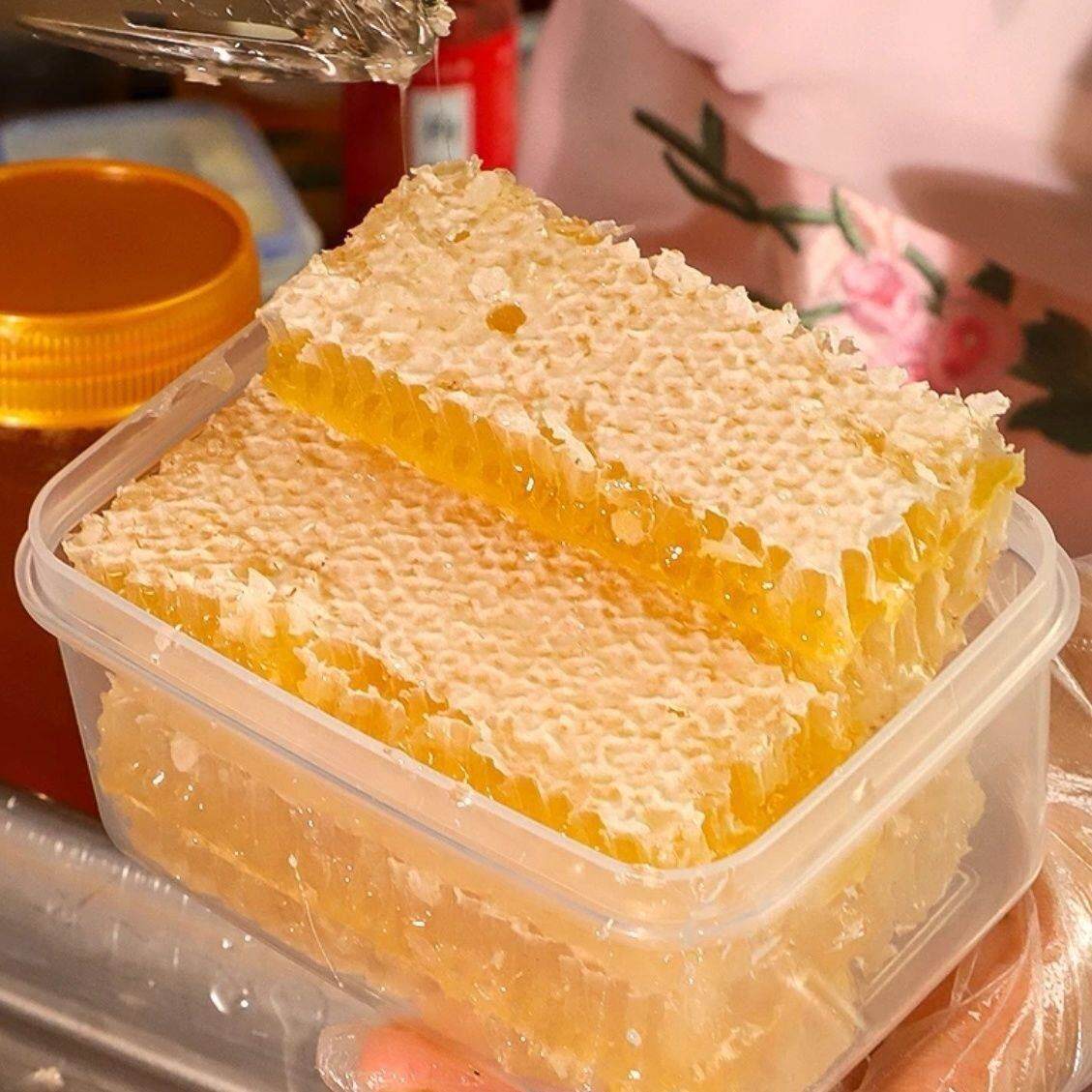 保真蜂场现切新老蜂巢蜜纯天然嚼着吃蜂巢蜜纯蜂蜜块正送勺子
