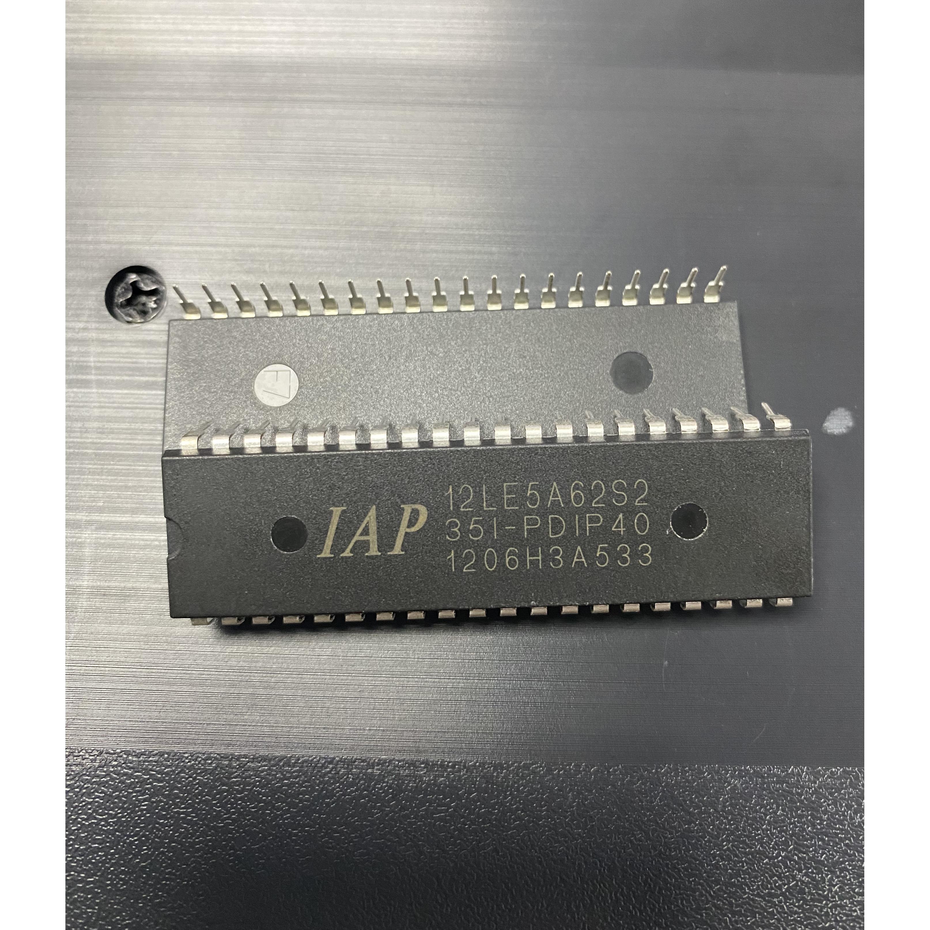 IAP12LE5A62S2-35I-PDIP40 全新原装现货明价11元付款马上发货