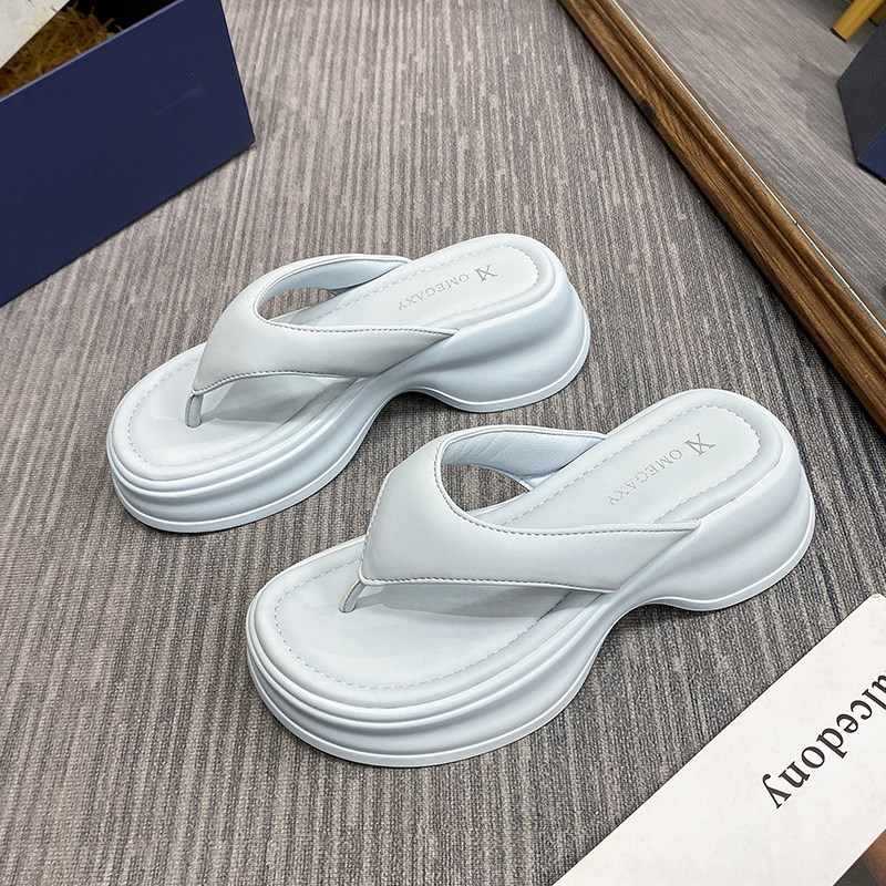 网红黑色防滑厚底人字拖鞋女夏季外穿2025新款绝美百搭沙滩凉拖鞋