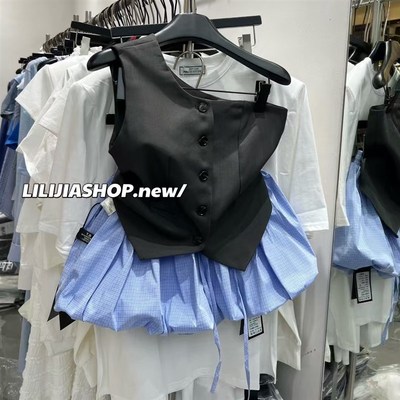 2025超火夏装一整套女灰色露肩马甲上衣搭配蓝色细格盘花苞半身裙