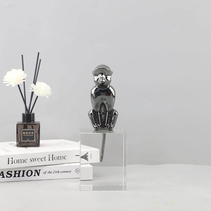 北欧创意水晶底座金属小猴子装饰摆件客厅玄关电视柜软装家居饰品