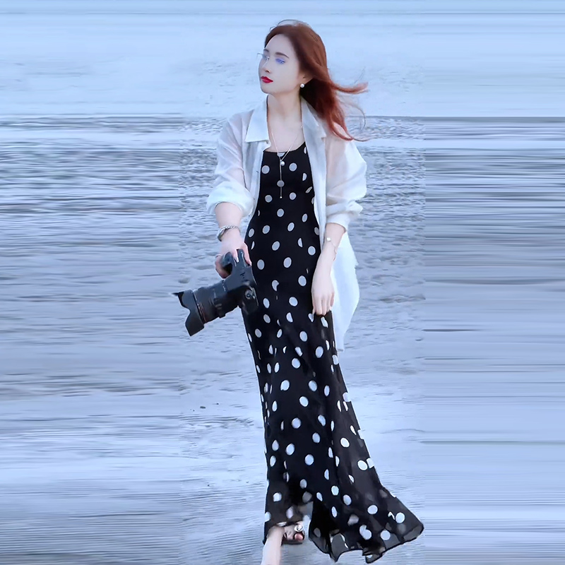 夏季波点吊带连衣裙女2025新款法E式设计感防晒衫长款裙子两件套