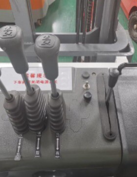 全电动车三向站叉通窄道专用高位堆高堆垛叉车驾式装CQDM150卸电