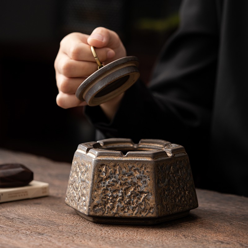鎏金铁釉陶瓷烟灰缸带盖防飞灰中式古朴家用客厅大号口径烟槽摆件