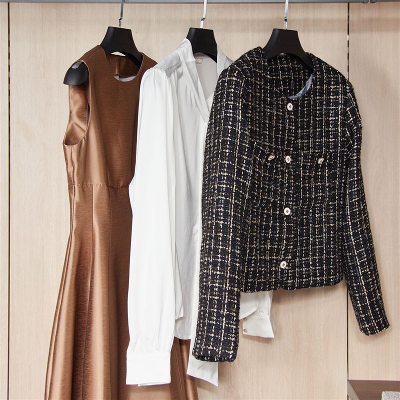 慕空间轻奢样板房衣帽间女士衣柜衣服摆件售楼处展厅软装饰品道具