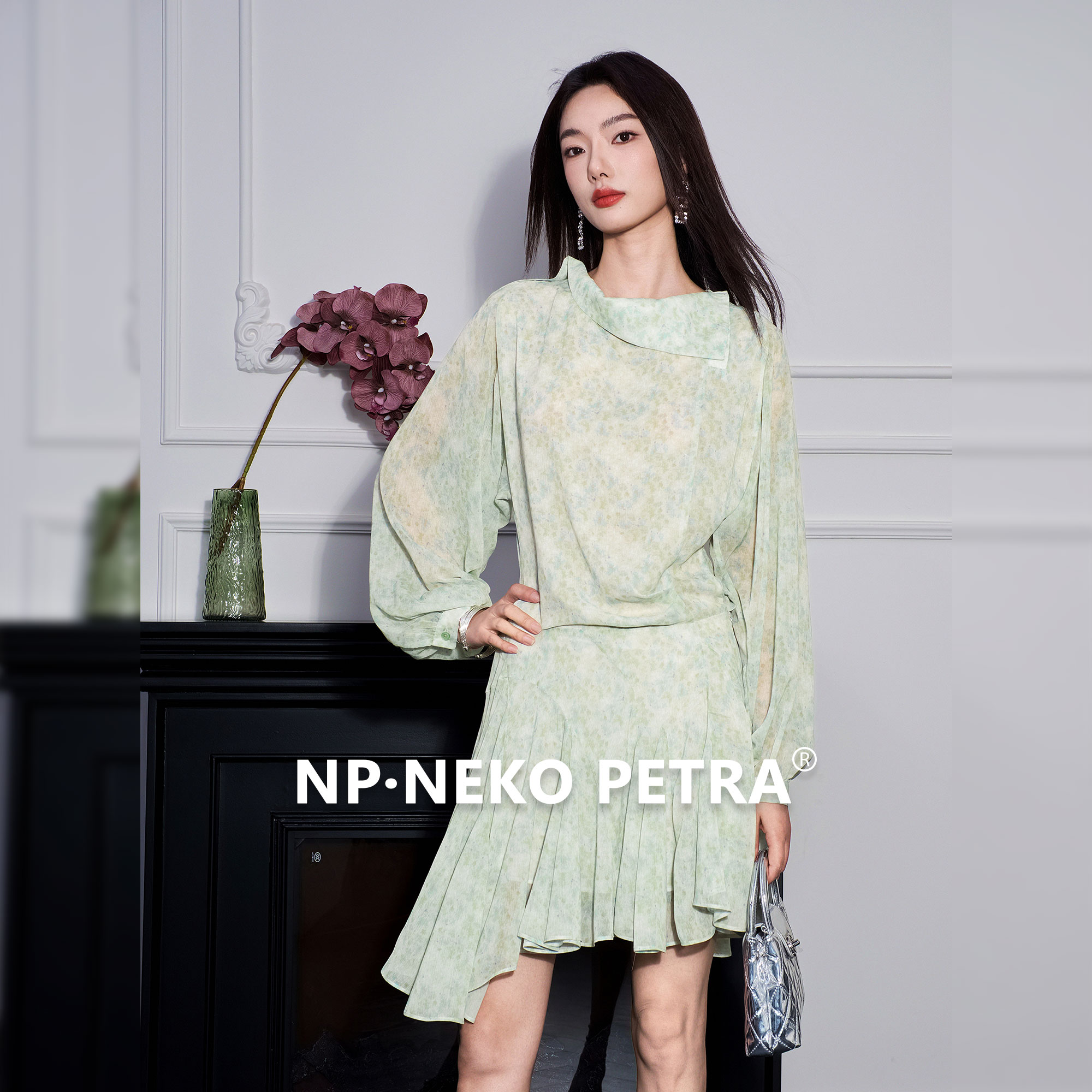 Neko Petra设计感不规则显瘦收腰绿色碎花连衣裙女夏小个子清新风