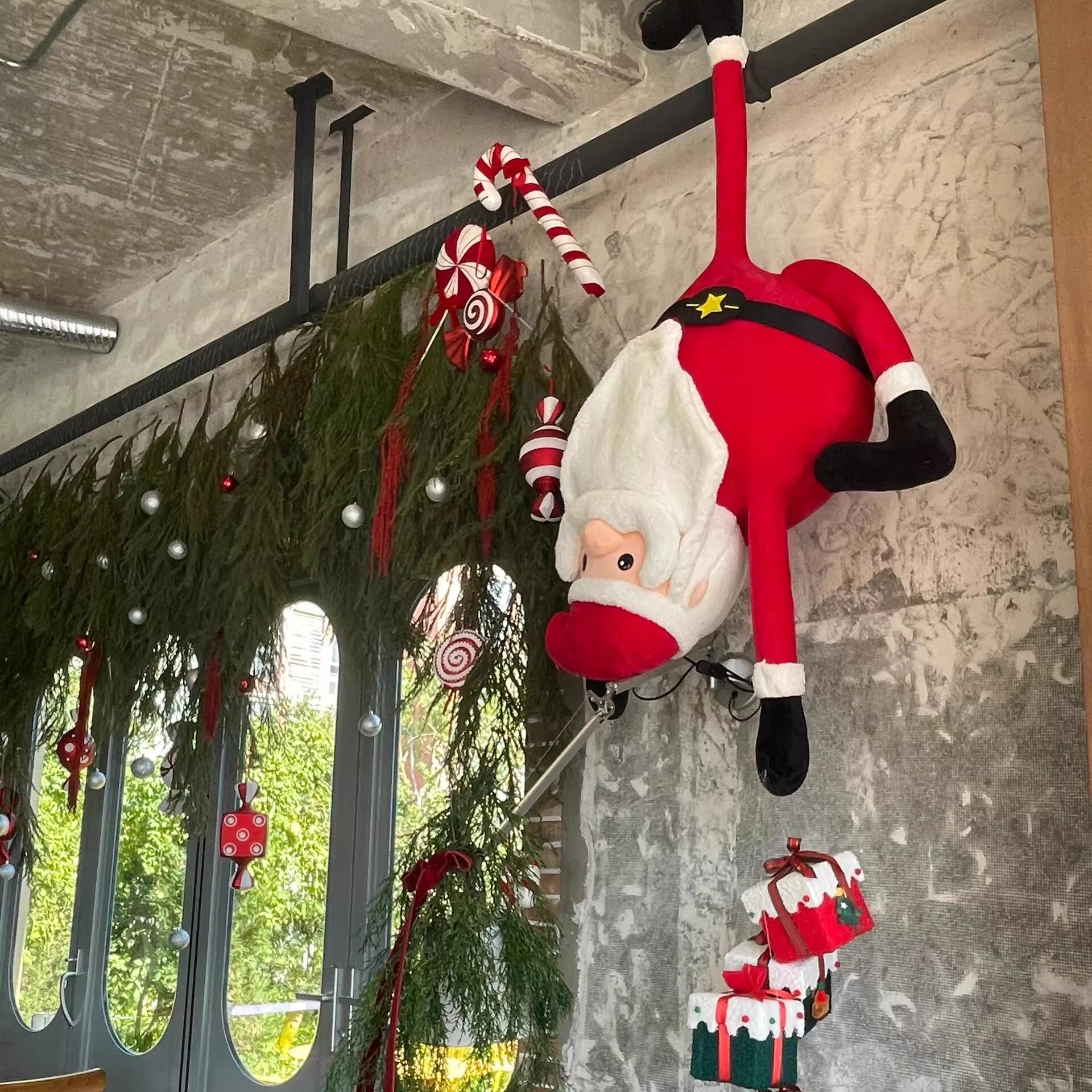 长腿圣诞老人玩偶公仔圣诞节装饰氛围感场景布置咖啡店商场高级感