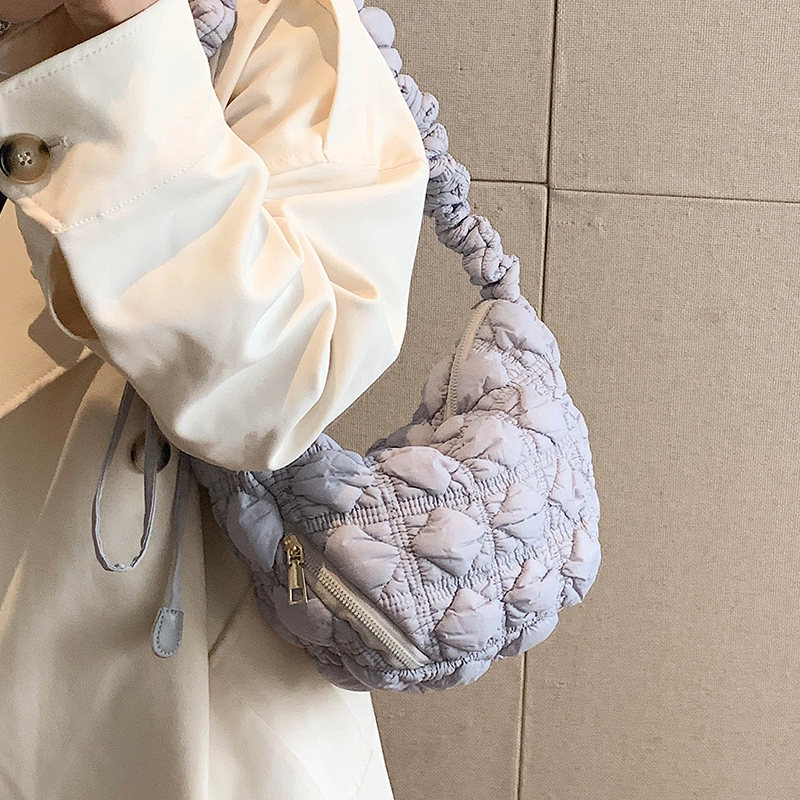 高级感褶皱小包包2023秋冬新款时尚女士斜挎包小众泡泡棉服新月包