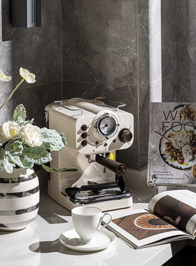 现代轻奢样板间厨房组合摆