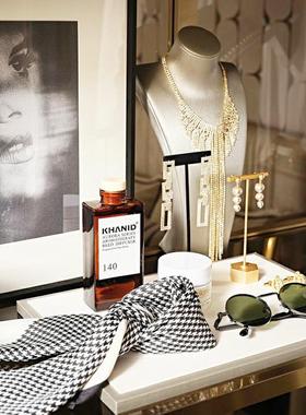 现代样板间衣帽梳妆台化品